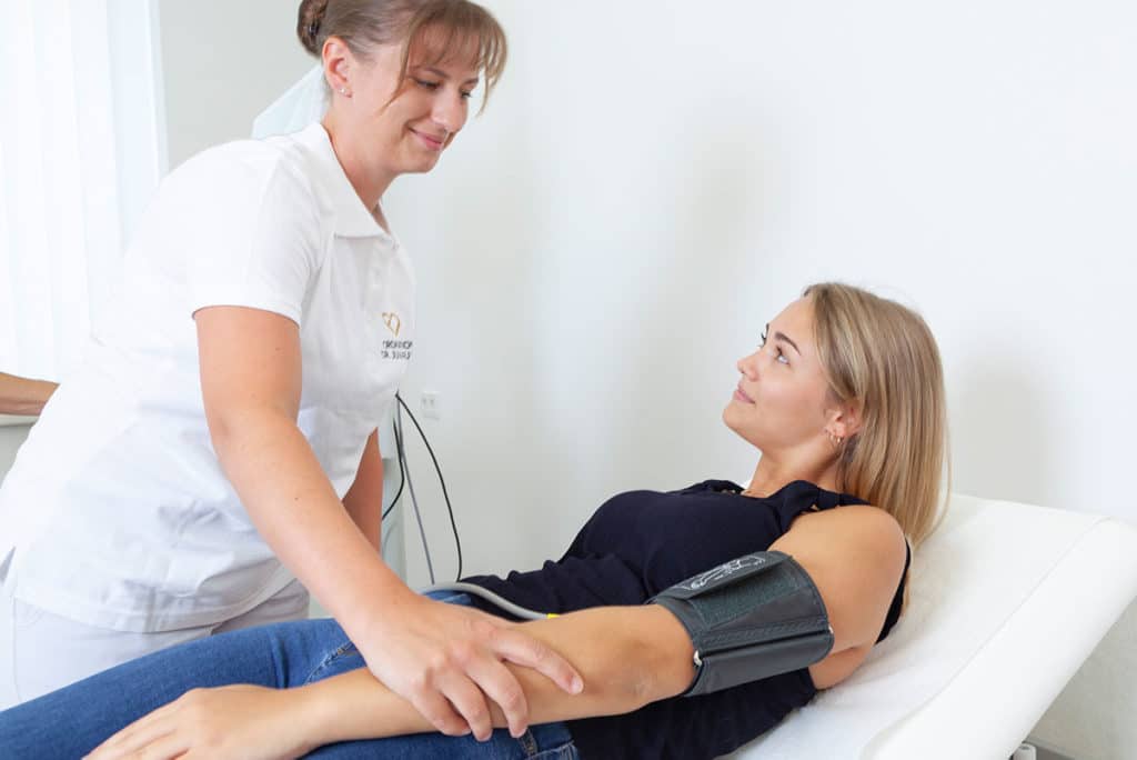 Dr. Julia Fuchs Fachärztin für innere Medizin und Nierenerkrankungen, Kufstein, Beratung, Untersuchung, Vorsorgeuntersuchung, Wahlarzt, Blutdruck, Blutdruckmessung, Blutdruckbehandlung