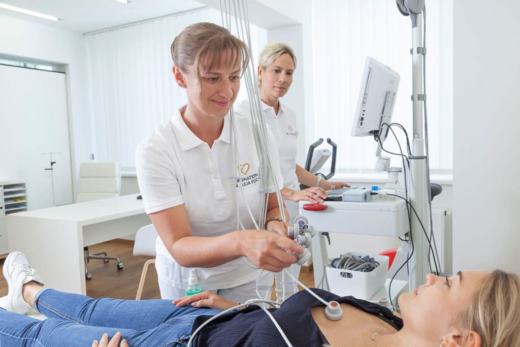 Dr. Julia Fuchs Fachärztin für innere Medizin und Nierenerkrankungen, Kufstein, Untersuchung, Vorsorgeuntersuchung, Wahlarzt, EKG, Ruhe-EKG