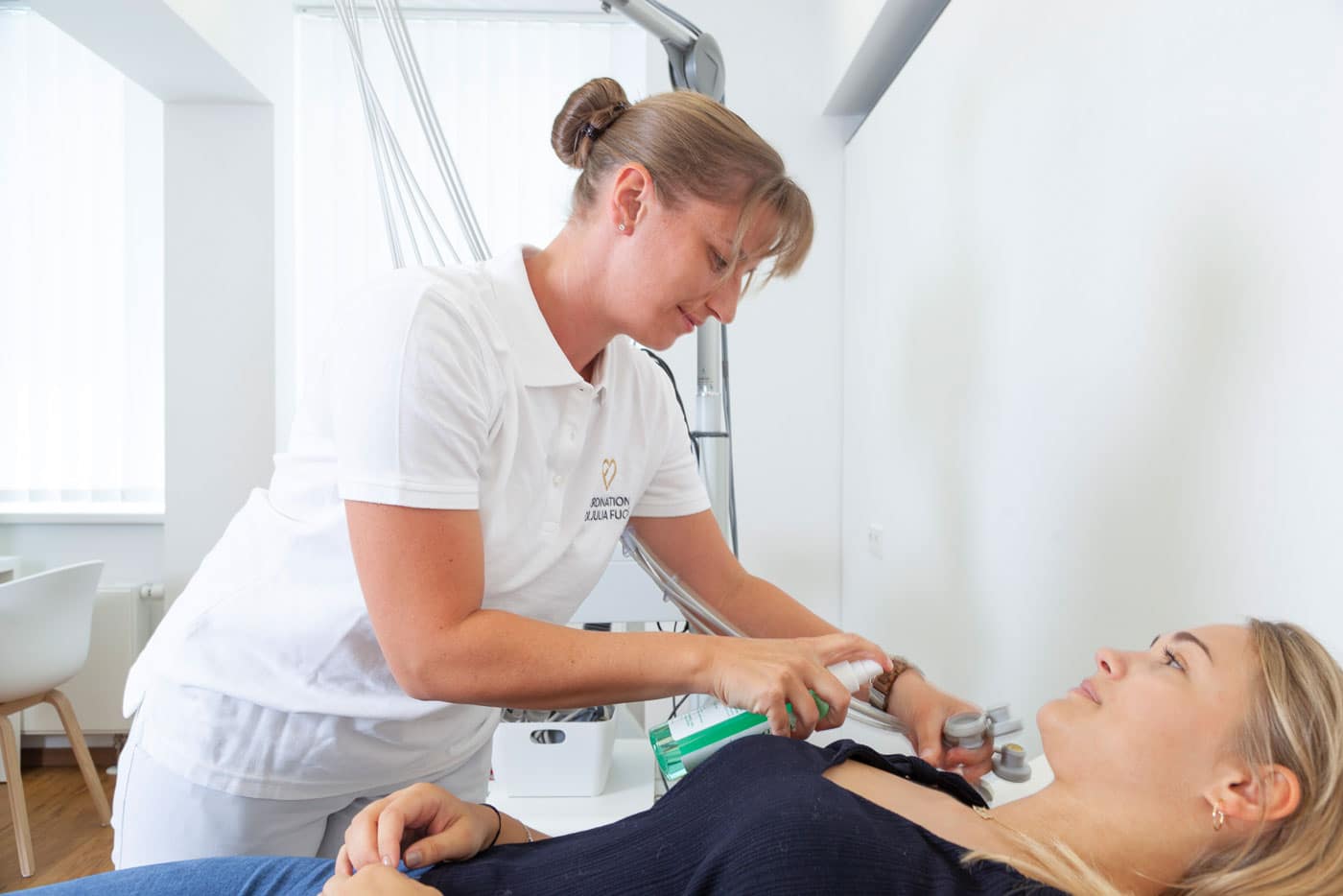 Dr. Julia Fuchs Fachärztin für innere Medizin und Nierenerkrankungen, Kufstein, Untersuchung, Vorsorgeuntersuchung, Wahlarzt, EKG, Ruhe-EKG